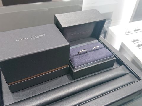 【ラザール ダイヤモンド(LAZARE DIAMOND)の口コミ】 婚約指輪を引き立たせる結婚指輪が欲しくてシンプルなものを選びました。…