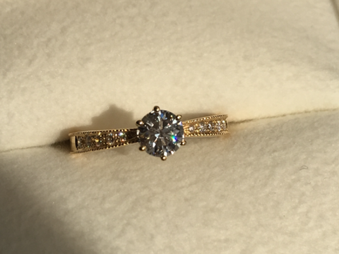 【RosettE(ロゼット)の口コミ】 0.4カラットを購入したのですが中央に向けてフレームが細くなっているので…