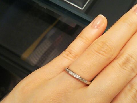 【エクセルコダイヤモンド(EXELCO DIAMOND)の口コミ】 ストレートで、真ん中に何石かメレダイヤが並んでいる上品な印象のものを…