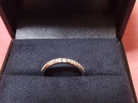 【ラザール ダイヤモンド(LAZARE DIAMOND)の口コミ】 真ん中のダイヤモンドが他のより少し大きく高級感があると思います
細すぎ…