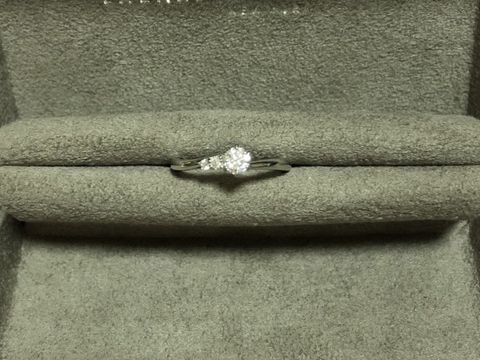 【ラザール ダイヤモンド(LAZARE DIAMOND)の口コミ】 シンプルでデザインが綺麗な指輪を探していました。なかなかしっくりくる…