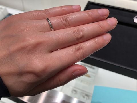 【ティファニー(Tiffany & Co.)の口コミ】 シンプルで飽きのこないデザインです。
ティファニーの結婚指輪で一番細い…