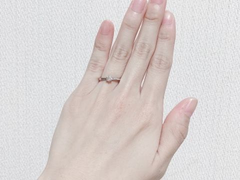 【VANillA(ヴァニラ)の口コミ】 ピンクダイヤが入ってて、1番好きな色を見つけたから。指輪の形でV字は好…