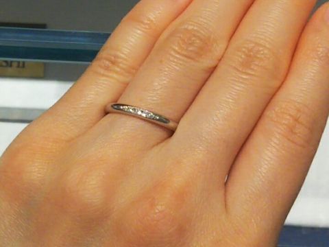 【銀座ダイヤモンドシライシの口コミ】 自分の理想とする結婚指輪に出会えました。
ストレートで、真ん中にライン…