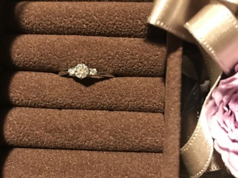 【ラザール ダイヤモンド(LAZARE DIAMOND)の口コミ】 
ファイアワークスを選んだポイントは、石の並びや、リングの形が理想の指…