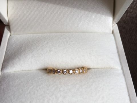 【RosettE(ロゼット)の口コミ】 小さな丸の連続モチーフにダイヤの周りをミル打ちで囲んだクラシカルなデ…