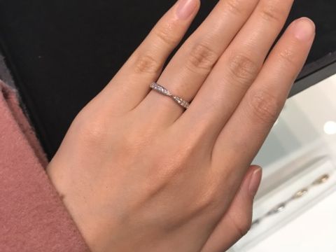 【ティファニー(Tiffany & Co.)の口コミ】 婚約指輪に、ティファニーのハーモニーリングを贈っていただいたので、そ…