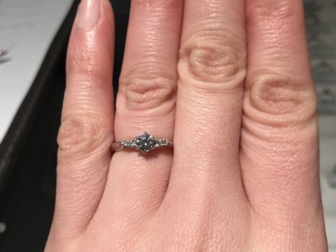 【銀座ダイヤモンドシライシの口コミ】 雑誌で見たときから好きだったデザイン。ストレートでメレダイヤが両サイ…