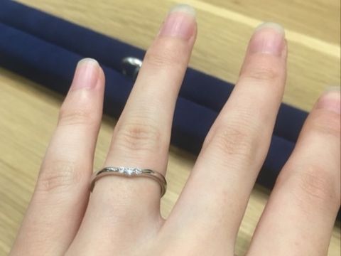 【LOVE NOTESの口コミ】 女性の方のリングは他のものと比べて、とても細めなデザインなので指が細…