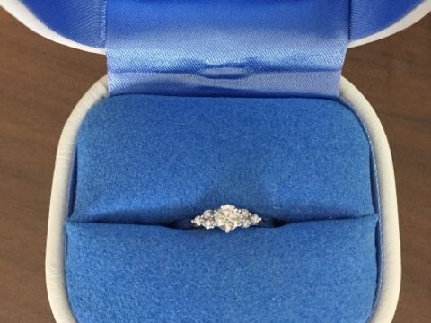 【銀座ダイヤモンドシライシの口コミ】 沢山ある見本の中から選ぶのは大変でしたが、左右のダイヤモンドで囲まれ…