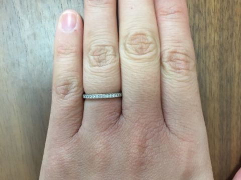 【銀座ダイヤモンドシライシの口コミ】 他の指輪とも重ね付けしたかったので最初からハーフエタニティタイプの指…