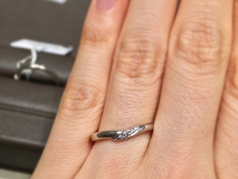 【アイプリモ(I-PRIMO)の口コミ】 ・緩やかなV字。ファッションリング化しやすいV字だが、結婚指輪らしさも…