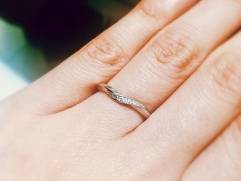 【4℃ BRIDAL(ヨンドシーブライダル)の口コミ】 ・エンゲージリング(他社、緩やかなS字のデザイン)と重ねづけした時にのバ…