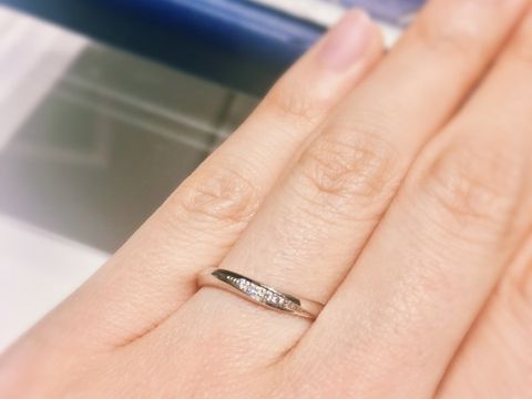 【銀座ダイヤモンドシライシの口コミ】 ・ゆるやかなV字。ほぼストレートに見える。ストレートで探して気にいるデ…