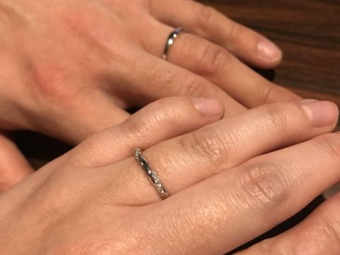 【銀座ダイヤモンドシライシの口コミ】 手が小さいので、華奢なデザインをさがしていました。
本当は、別なデザイ…