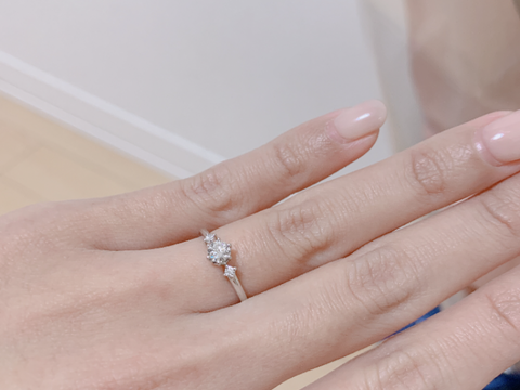 【Flowaves(フロウェーブス)の口コミ】 あまりダイヤが主張しないリングを探していて、色々試着したところ、メレ…