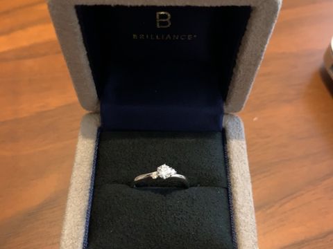 【BRILLIANCE+(ブリリアンスプラス)の口コミ】 シンプルだけど、シンプル過ぎない、ダイヤを引き立てるステキなリングで…