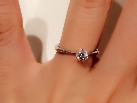 【俄(にわか)の口コミ】 華奢なリングにぽつんとダイヤの載ったオーソドックスなデザインの婚約指…