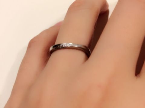 【俄(にわか)の口コミ】 華奢なリングを探していました。男性側はシンプルなもの、女性側は石が入…