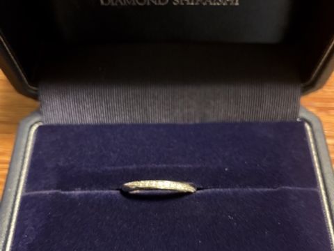 【銀座ダイヤモンドシライシの口コミ】 婚約指輪もこちらで購入させて頂いたため、重ねて着けたときに綺麗に見え…