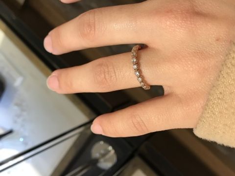 【SIENAROSE(シエナロゼ)の口コミ】 ダイヤが沢山使われているとても華やかな指輪です。お出かけに着けていけ…