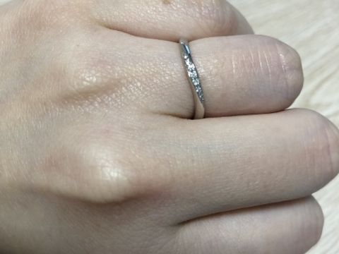 【A・D・A(エー・ディー・エー)の口コミ】 曲線がきれいで、とても指がきれいに見えます。
ダイヤもついていますが、…