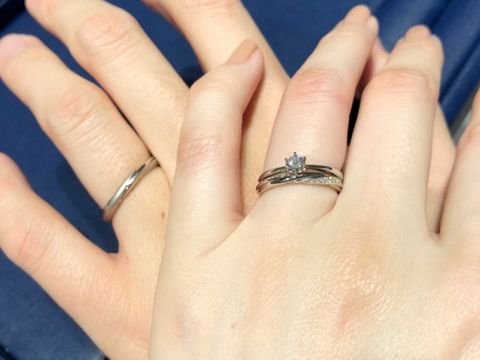 【銀座ダイヤモンドシライシの口コミ】 ダイヤがついている結婚指輪にしたいと思っていて、真ん中に一粒ダイヤが…