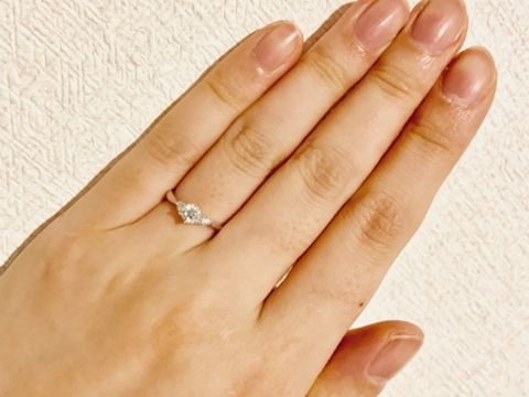【JEWELRY STUDIO Advance(ジュエリースタジオアドバンス)の口コミ】 婚約指輪も結婚指輪もストレートラインのため、重ねづけすると指輪が太く…