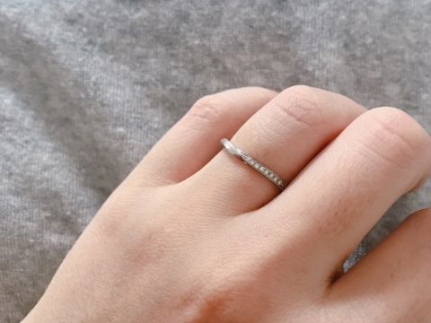 【俄(にわか)の口コミ】 婚約指輪と重ね付けした時に指が綺麗に見えるもの、単体でも好みのデザイ…