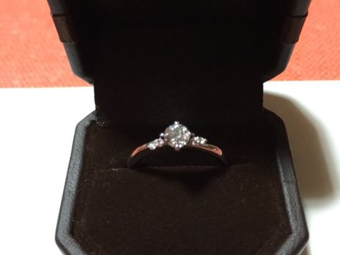 【アイプリモ(I-PRIMO)の口コミ】 婚約指輪は夫がサプライズでプレゼントしてくれました。
何も知識が無かっ…