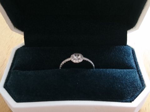 【AHKAH(アーカー)の口コミ】 パッと見、華やかなデザインですが、着用してみると華奢で主張しすぎない…