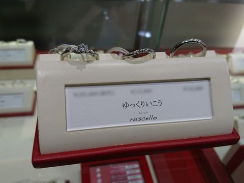 【AFFLUX(アフラックス)の口コミ】 シンプルで指を綺麗に見せるデザインです。実際に結婚指輪を試着しました…