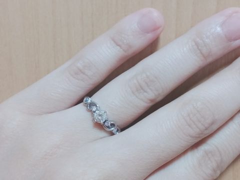 【MILK&Strawberry(ミルクアンドストロベリー)の口コミ】 センターストーンダイヤモンドの両脇にあるピンクダイヤモンドに一目惚れ…