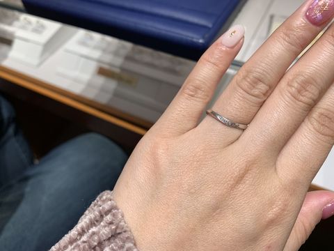 【銀座ダイヤモンドシライシの口コミ】 Vラインがとてもかわいく、女性らしいデザインです。また、指が短めな私で…