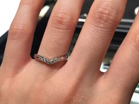 【ラザール ダイヤモンド(LAZARE DIAMOND)の口コミ】 デザイン性が高い、Vラインのカッコ良いデザインで素敵です。何店舗か周り…