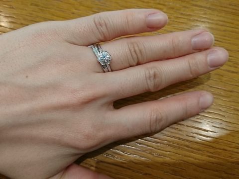 【アネリディギンザ(ANELLI DI GINZA)の口コミ】 婚約指輪がお花のデザインでとても可愛く一目惚れしてしまいました。
結婚…