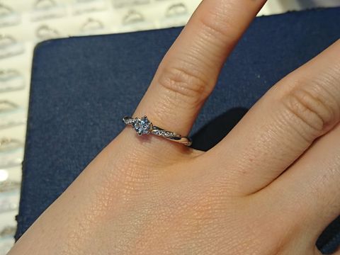 【銀座ダイヤモンドシライシの口コミ】 いろんな形や種類の指輪が沢山ありました。
カタログがあり、読んでいくと…