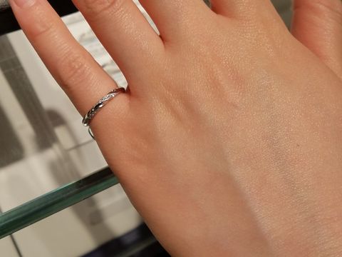 【エクセルコダイヤモンド(EXELCO DIAMOND)の口コミ】 新婦の結婚指輪は、婚約指輪のセット(組合せ着用)のものを購入しました。…