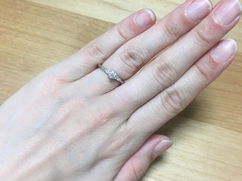 【エクセルコダイヤモンド(EXELCO DIAMOND)の口コミ】 ミル打ちなどのデザインが本当に気に入りました。シンプルなデザインと迷…