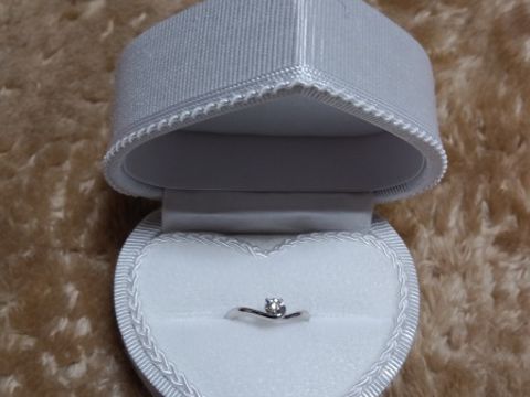 【DEAREST(ディアレスト)の口コミ】 指が短いので、少しでも長く見えるようにV字デザインを選びました。結婚指…