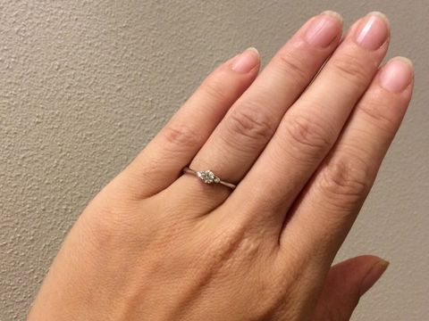 【4℃ BRIDAL(ヨンドシーブライダル)の口コミ】 自分の手が小さめで指も短いので、小ぶりで華奢なデザインのものを探して…