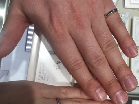 【俄(にわか)の口コミ】 シンプルだけど、上品な指輪がたくさんありました。私の彼は指が太くて仕…