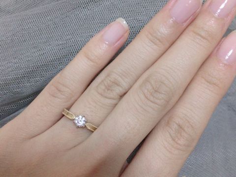 【ENUOVE(イノーヴェ)の口コミ】 イエローゴールドの婚約指輪を探していました。このリングはお店の方に勧…