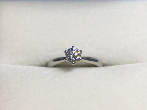 【GALA JEWELRY(ガラジュエリー)の口コミ】 ストレートなラインかつ、ストーンが一つのシンプルなデザインが希望だっ…