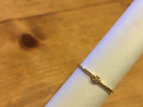 【e.m.の口コミ】 結婚指輪と重ねてつけたかったので、ゴールドで華奢なもの・シンプルなも…