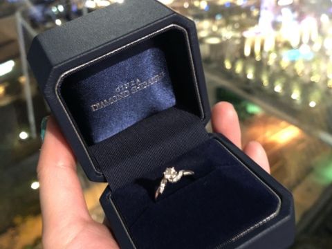 【銀座ダイヤモンドシライシの口コミ】 ダイヤモンドがとても大きく、ダイヤモンドを中心にウェーブがかかってい…