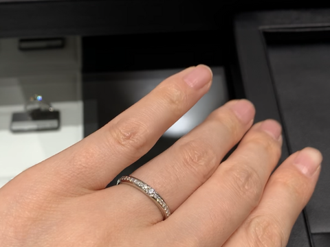 【ラザール ダイヤモンド(LAZARE DIAMOND)の口コミ】 以前ラザールさんに一人で入店し指輪を見ていた時に買うなら絶対この指輪…