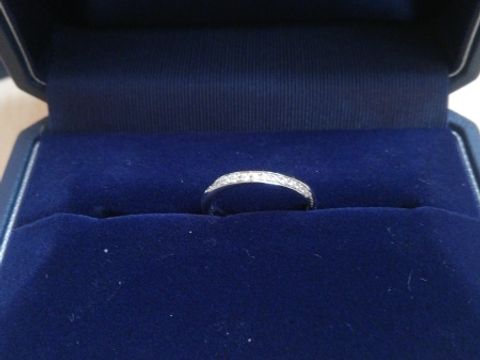 【銀座ダイヤモンドシライシの口コミ】 初めて試着したのがこの指輪で、完全に一目惚れでした！細身のリングで、…