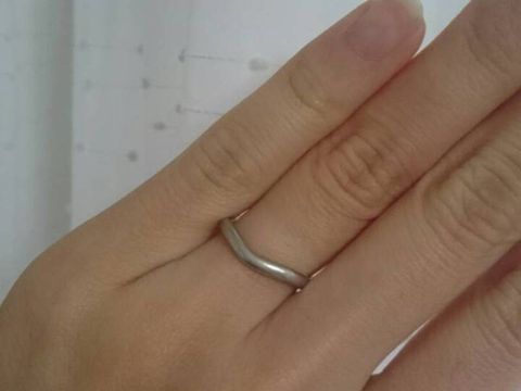 【ティファニー(Tiffany & Co.)の口コミ】 カーブがあることで指へのなじみがよく、着用時の違和感がだいぶ軽減され…