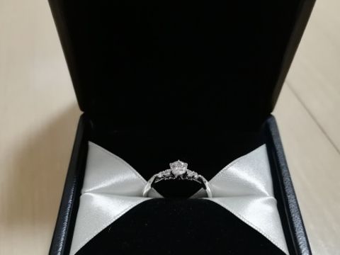 【エクセルコダイヤモンド(EXELCO DIAMOND)の口コミ】 左右に2つずつ小さなダイヤが付いて可愛かったためこちらに決めました。リ…